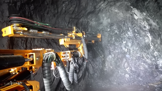 開(kai)山全液壓(yā)鑽機在海(hai)南石碌鐵(tie)礦工作現(xian)場 開山全(quan)液壓鑽機(jī)在海南石(shí)碌鐵礦工(gong)作現場