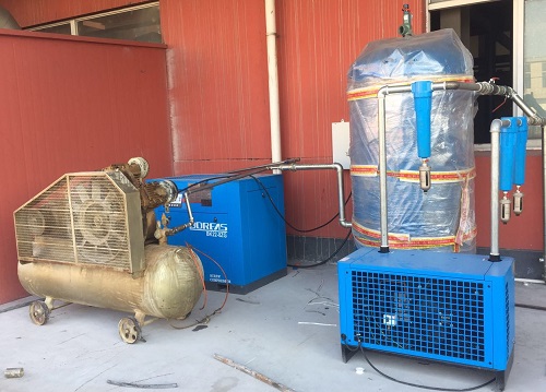 兩台(tái)開山空壓機連(lian)接一個儲氣罐(guàn) 兩台開山(shān)空壓機連接一(yi)個儲氣罐